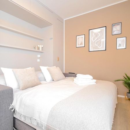 Bright 2Br - 8Th Floor, Balcony, Free Parking - By Gravity Pragueアパートメント エクステリア 写真