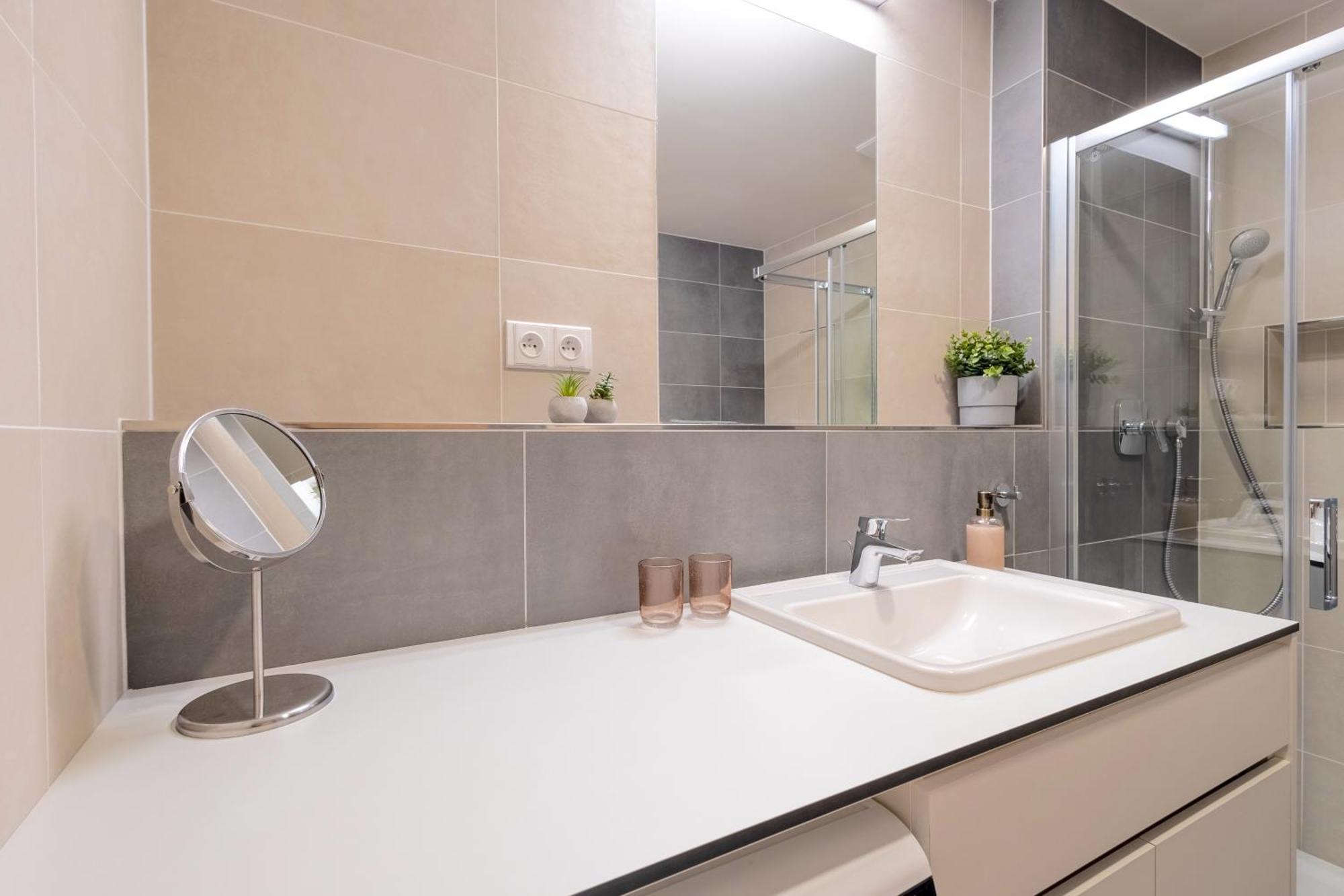 Bright 2Br - 8Th Floor, Balcony, Free Parking - By Gravity Pragueアパートメント エクステリア 写真