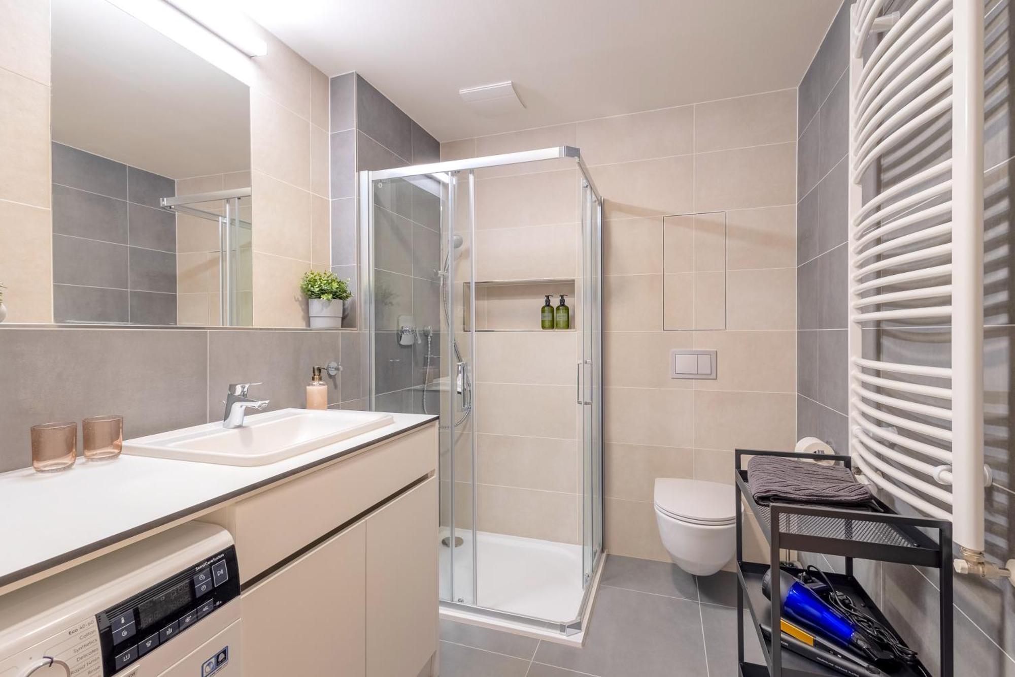 Bright 2Br - 8Th Floor, Balcony, Free Parking - By Gravity Pragueアパートメント エクステリア 写真