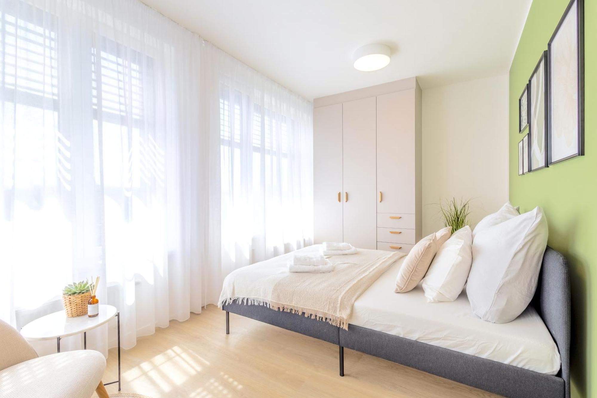 Bright 2Br - 8Th Floor, Balcony, Free Parking - By Gravity Pragueアパートメント エクステリア 写真