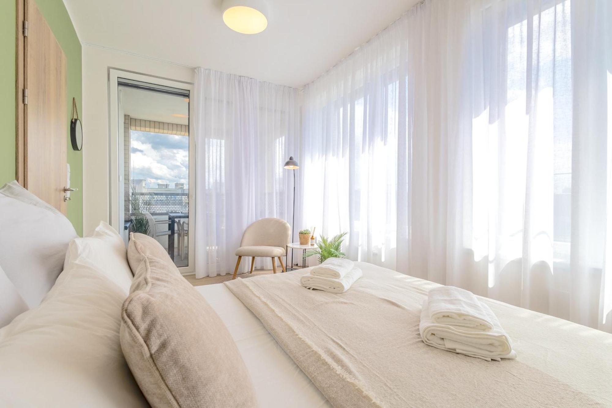 Bright 2Br - 8Th Floor, Balcony, Free Parking - By Gravity Pragueアパートメント エクステリア 写真